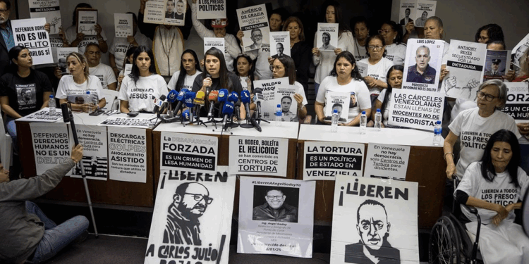 Mujeres familiares de presos políticos exigen la renuncia de Tarek William Saab