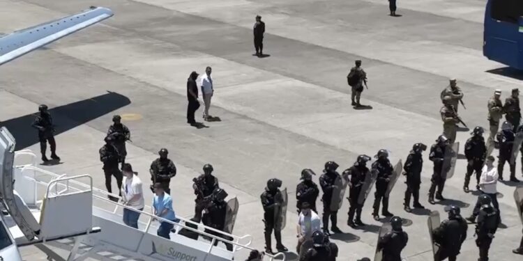 Nayib Bukele confirma entrega de venezolanos secuestrados en el CECOT y liberación de presos políticos