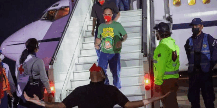 Venezolano rescatado del CECOT dijo que “recibía golpes de desayuno, almuerzo y cena”