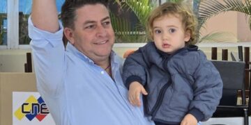 Gustavo Duque ejerce su derecho al voto y llama a la participación masiva en Chacao