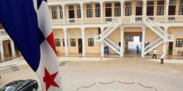 Panamá adelanta acciones para defender a nueve tripulantes de buque retenido en Venezuela