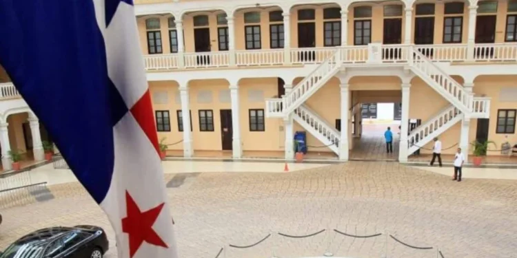 Panamá adelanta acciones para defender a nueve tripulantes de buque retenido en Venezuela