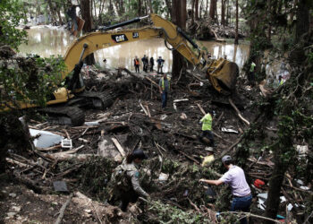 Muertes por inundaciones en Texas sobrepasan las 100