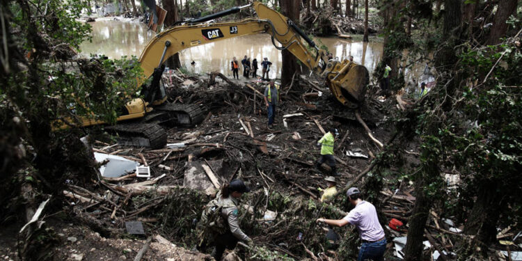 Muertes por inundaciones en Texas sobrepasan las 100