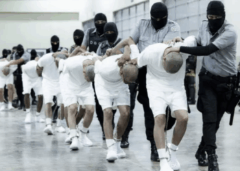 Venezolano que estuvo preso en el Cecot demanda a Gobierno de Trump por $1,3 millones por daños