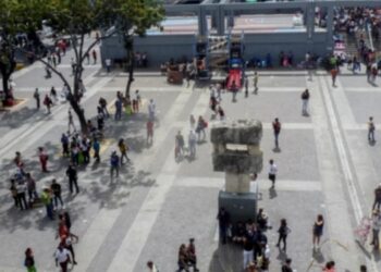 Fuerte desalojo de buhoneros se llevó a cabo frente al Metro de La Hoyada