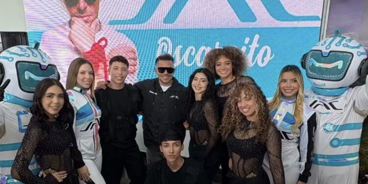 Jac Motors presentó al cantante Oscarcito como su nuevo embajador