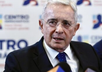 Defensa de Álvaro Uribe pide frenar orden de captura y prisión domiciliaria