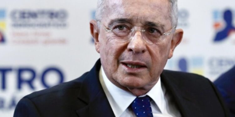 Defensa de Álvaro Uribe pide frenar orden de captura y prisión domiciliaria