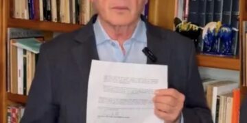 Uribe se presenta ante un juzgado para formalizar su detención por condena a doce años