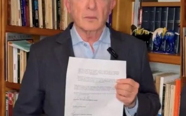 Uribe se presenta ante un juzgado para formalizar su detención por condena a doce años