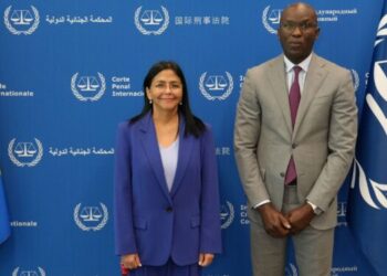 ONG cuestiona al vicefiscal de la CPI por recibir a Delcy Rodríguez en La Haya