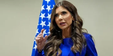 Secretaria de seguridad de EEUU asegura que más de un millón de migrantes se fueron por su cuenta