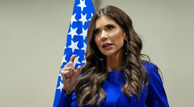 Secretaria de seguridad de EEUU asegura que más de un millón de migrantes se fueron por su cuenta