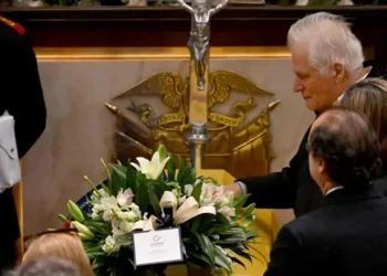 Rinden homenaje a Miguel Uribe en Cámara Ardiente durante su funeral