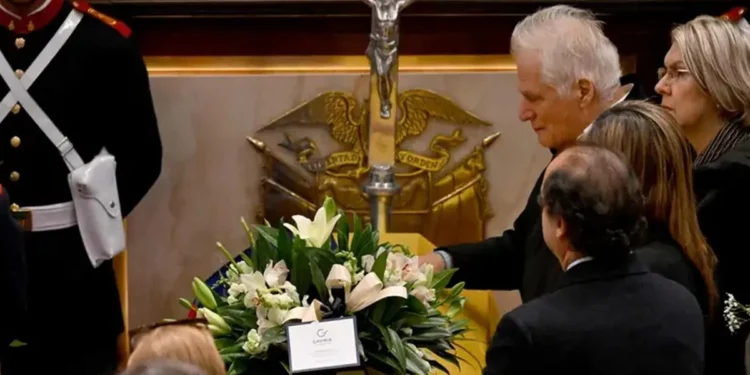 Rinden homenaje a Miguel Uribe en Cámara Ardiente durante su funeral