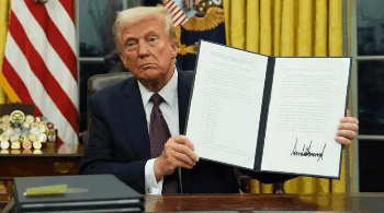 Trump firma decreto arancelario y fija en 15 % el impuesto a las importaciones desde Venezuela