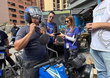 Mural de Empire Keeway y Los Palos Grandes de Noche recuerda usar el casco