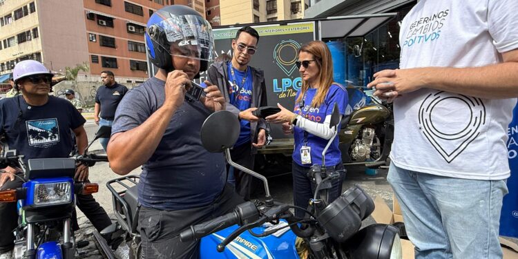 Mural de Empire Keeway y Los Palos Grandes de Noche recuerda usar el casco