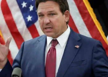 DeSantis anuncia nuevo centro de detención para migrantes llamado «Depósito de deportación» en Florida