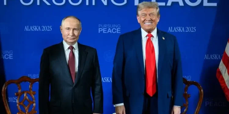 Documentos confidenciales de la cumbre Trump-Putin fueron hallados en un hotel de Alaska
