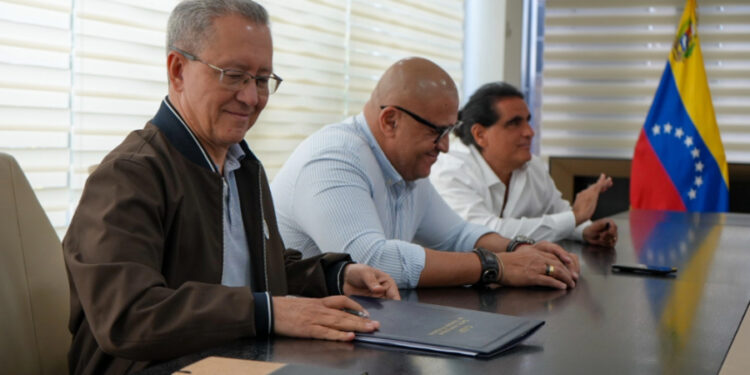 Gobierno firma acuerdo con planta zuliana para incrementar la producción avícola nacional