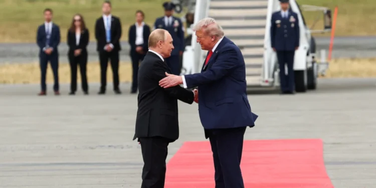 Trump recibió a Putin con alfombra roja para la cumbre bilateral en Alaska