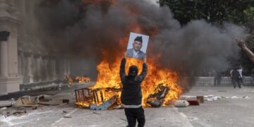 El primer ministro de Nepal renuncia tras 24 horas de masivas protestas (Fotos)