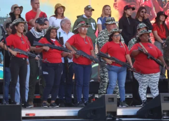 Maduro condecora a cinco mujeres milicianas tras «la burla» de Trump en su contra