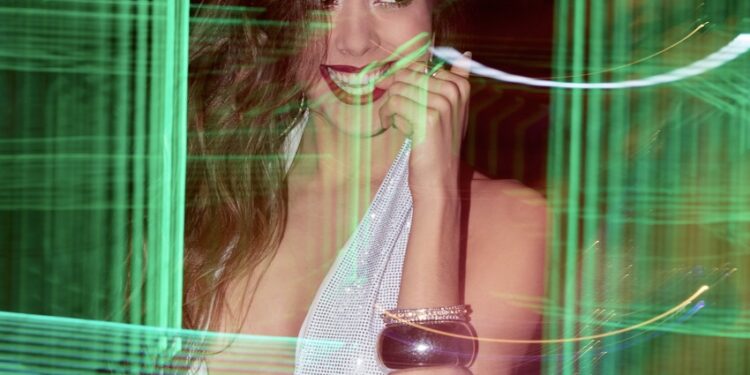 Katherine Coll fusiona el pop y el merenguetón en su nuevo tema