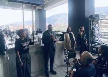 Galería Avanti celebra aniversario con moda, innovación y solidaridad