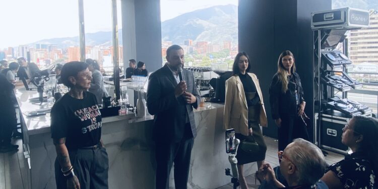 Galería Avanti celebra aniversario con moda, innovación y solidaridad