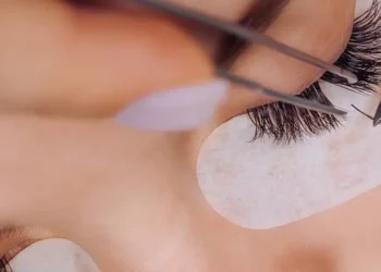 Estudio revela que 75% de pegantes para pestañas liberan formaldehído cancerígeno