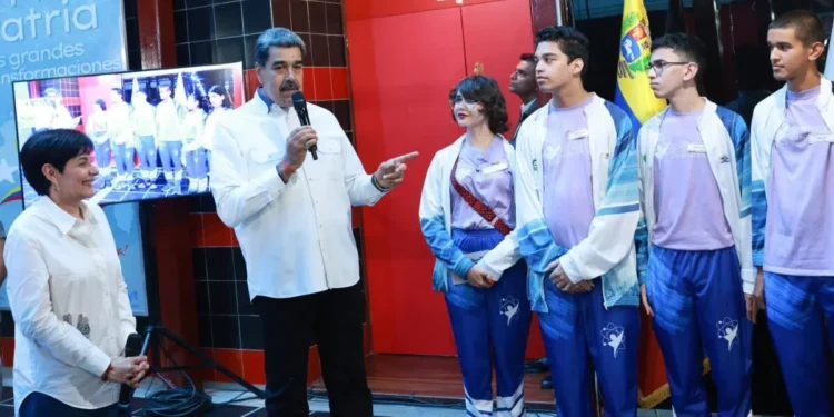 Maduro inaugura en Caracas un “mega núcleo” de robótica para formar a futuros científicos