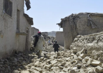 Más de 800 muertos y alrededor de 2.500 heridos deja un fuerte sismo en el este de Afganistán