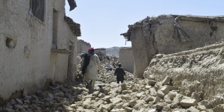 Más de 800 muertos y alrededor de 2.500 heridos deja un fuerte sismo en el este de Afganistán