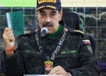 Maduro: «Frente a una amenaza es obligación de cualquier persona defender la patria»