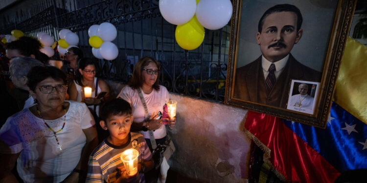 Devotos honraron al doctor José Gregorio Hernández y la madre Carmen Rendiles previo a la canonización (Fotos)