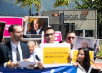 Jóvenes venezolanos protestan ante la Embajada de EEUU en contra de una intervención militar