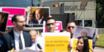 Jóvenes venezolanos protestan ante la Embajada de EEUU en contra de una intervención militar