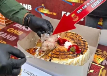 Fanb incauta droga escondida en una torta de cumpleaños