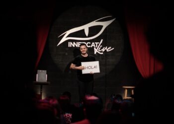 Comediante Mago Jey Jey hace historia con un especial en español en Amazon Prime y Apple TV