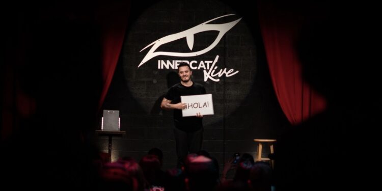 Comediante Mago Jey Jey hace historia con un especial en español en Amazon Prime y Apple TV