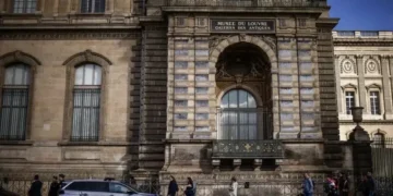 Dos detenidos por el millonario robo de joyas en el Museo de Louvre