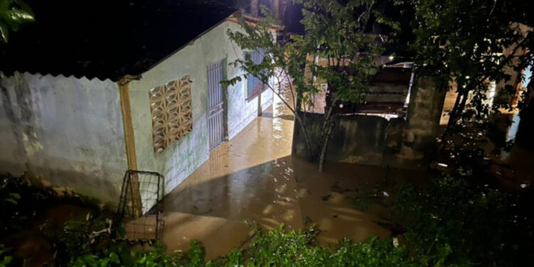 Onda tropical 48 desborda ríos Manzanares y Tataracual en Sucre sin dejar víctimas