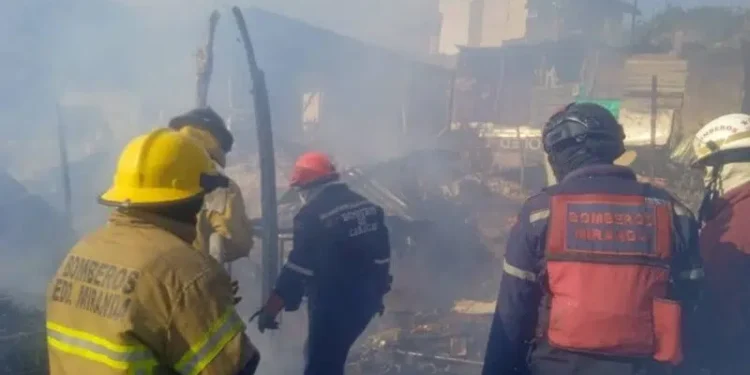 Incendio consume cinco viviendas en La Dolorita, en Petare