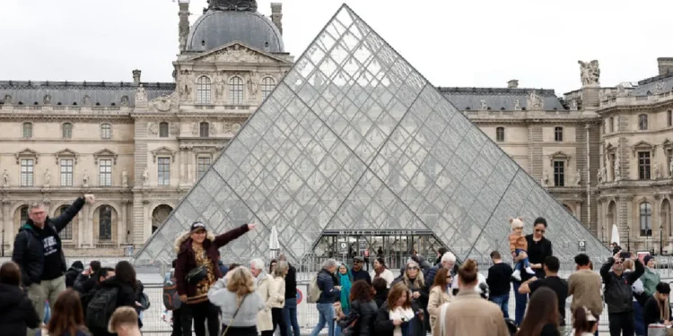 Museo de Louvre permanecerá cerrado este lunes tras el robo de joyas valiosas
