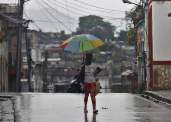El huracán Melissa se debilita sobre Cuba, pero sigue siendo un peligroso categoría 3