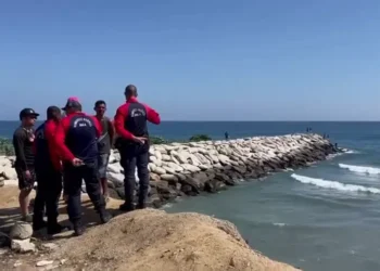 Mantienen búsqueda de adolescente desaparecido en playa de La Guaira desde hace seis días