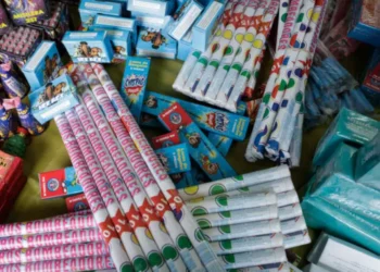 Bomberos advierten que vender fuegos artificiales a menores puede acarrear penas de cárcel